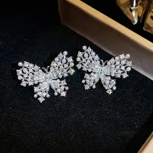 Elegante Schmetterlings-Ohrstecker mit funkelnden Zirkonia und kleinen weißen Perlen