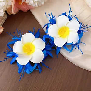 Detailansicht eleganter Plumeria-Stoffblumen-Haarspangen mit leuchtend blauen Akzenten