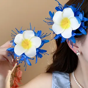 Detailansicht von blauen und weißen Frangipani-Stoffblumen-Haarspangen an einem Modell