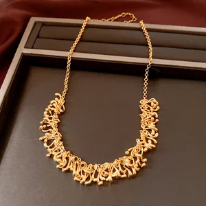 Détail du collier à glands géométriques dorés irréguliers avec maillons imbriqués
