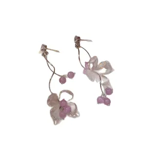 Eleganti orecchini pendenti a fiore lavanda con perline viola e perni in zircone
