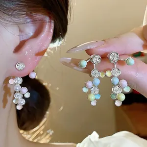 Bunte Ohrringe im Dopamin-Stil mit Zirkonia und Perlen auf einer Silbernadel
