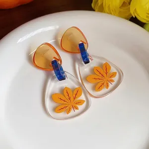 Pendientes colgantes de acetato con motivo de hoja y agujas de plata