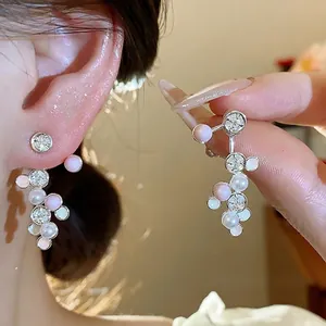 Elegante Ohrstecker aus Silbernadel mit rosa Emaille-Perlen und Zirkonia-Akzenten