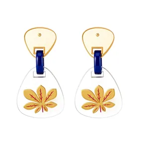 Elegantes pendientes triangulares de acetato con diseño de hoja de oro y aguja de plata