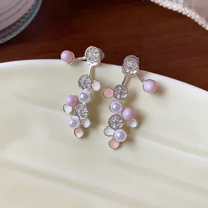 Detailansicht von Silberstecker-Ohrringen mit rosa Perlen und funkelnden Zirkonen