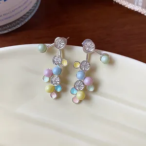 Detailansicht bunter Zirkon- und Emaille-Ohrringe mit Perlen und feinen Silberstiften im Design
