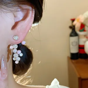 Detailansicht eleganter Silberohrstecker mit Zirkonia, rosa Emaille und Perlen