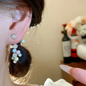 Detailansicht der bunten Dopamin-Emaille-Ohrringe mit glitzernden Zirkonia-Steinen