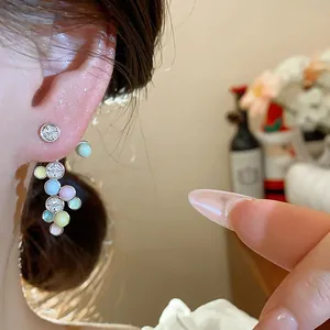 Detailaufnahme der bunten Emaille-Cluster-Ohrringe mit funkelnden Zirkon-Akzenten.