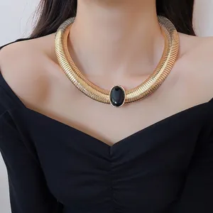 Élégant collier vintage doré à maille serpent avec ras du cou en résine noire ovale