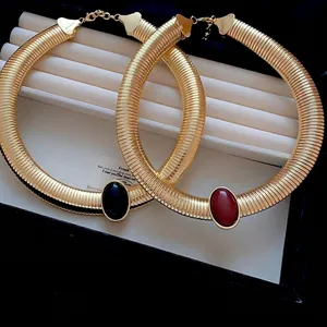 Colliers chokers vintage dorés à spirale avec pendentifs ovales en résine noire et rouge