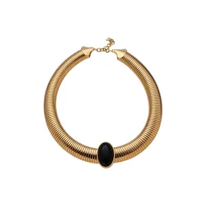 Collier ras du cou vintage en maille serpent dorée avec résine noire ovale élégante