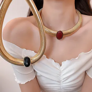 Vue détaillée du collier chaîne serpent dorée vintage avec détail en pierre résine