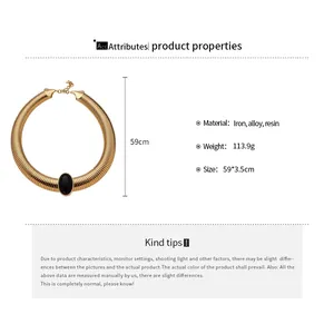 Collier tour de cou doré à spirales avec résine noire et paramètres du produit.