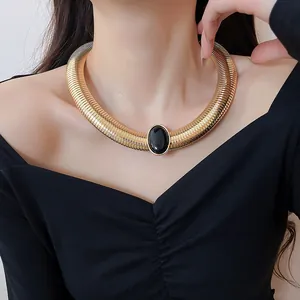 Détail rapproché d'un collier ras du cou rétro en spirale avec pierre résine noire