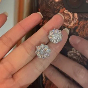 Boucles d'oreilles clips fleurs en zircone pour femmes sans oreilles percées.