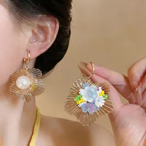 Élégantes boucles d'oreilles fleurs en maille avec perles et perles florales colorées.