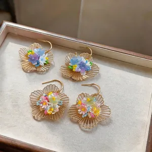 Boucles d'oreilles fleurs dorées ajourées avec perles florales colorées en résine