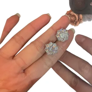 Clips d'oreilles élégants en forme de fleur avec zircons scintillants en argent poli