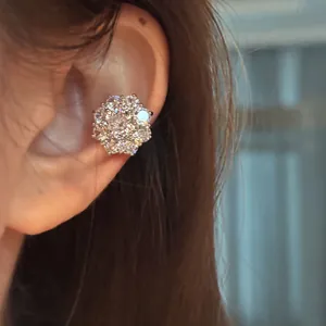 Vue rapprochée d'un earcuff en forme de fleur en zircon brillant montrant les détails fins