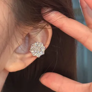 Vue détaillée d'un protège-oreille en fleur de zircon étincelant sur une oreille