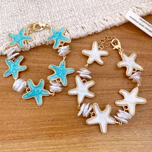 Nahaufnahme von eleganten Seestern-Armbändern mit Perlen und Goldkettengliedern.