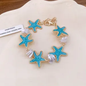 Exquisite Detailansicht eines Seestern-Armbands mit blauer Emaille und Perlen