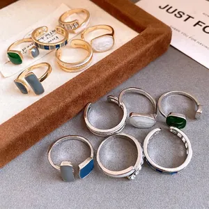 Eleganti anelli aperti in smalto per donna con vari disegni geometrici quadrati