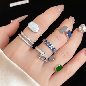 Set di anelli aperti geometrici in smalto per donna con design elegante e minimalista
