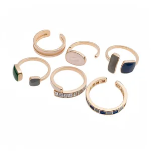 Set di anelli aperti in oro rosa con smalto colorato e preziosi accenti di cristallo.