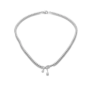 Elegante silberne Perlenkette mit funkelndem Zirkon-Schleifenanhänger für den Alltagsluxus