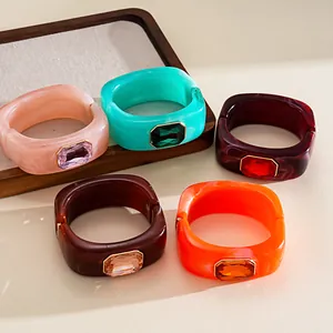Bracciali quadrati in resina colorata con grandi gemme in stile gioielleria dopamina.