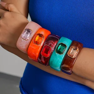 Bracciali colorati in resina spessa con strass rettangolari in stile dopamina vivace.