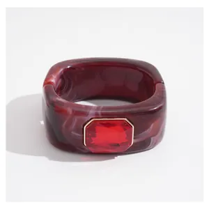 Bracciale rigido quadrato in resina marmorizzata rossa con gemma rossa