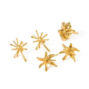 Elegante conjunto de joyas de acero inoxidable dorado con pendientes y anillo de estrella