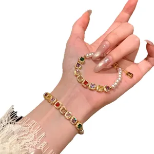 Elegante bracciale placcato oro con zirconi geometrici colorati e perle bianche.