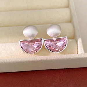 Eleganti clip orecchie in cristallo rosa a semicerchio per lobi non forati.