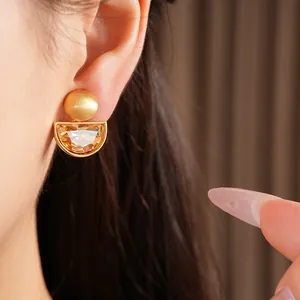 Dettaglio macro di un elegante clip per orecchio in oro a semicerchio con strass