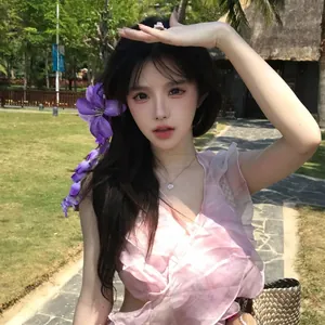 Détail d'une grande pince à cheveux fleur violette au style rétro français sur modèle