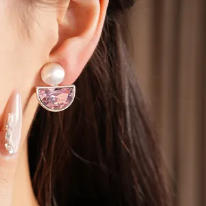 Dettaglio ravvicinato di un elegante orecchino a clip con cristallo rosa semicircolare