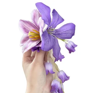 Pince à cheveux fleur en tissu violet avec d'élégants pompons floraux
