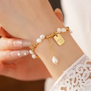 Elegante bracciale di perle placcato oro 18 carati con targhetta.