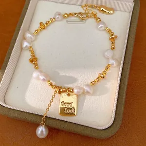 Bracciale placcato oro 18K con perle barocche e ciondolo Good Luck in portagioie.