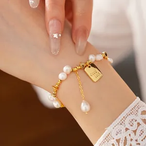 Elegante bracciale di perle d'acqua dolce placcato oro 18 carati con ciondolo "Good Luck".