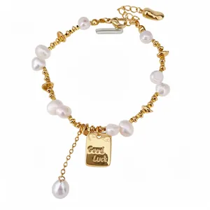 Elegante bracciale di perle placcato oro 18 carati con ciondolo inciso Good Luck