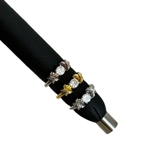Anelli aperti vintage con zirconi e design incrociato in finitura oro e argento