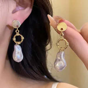 Orecchini a Goccia con Perla Artificiale Barocca Vintage Francese in Lega Dorata Orecchini Pendenti Geometrici Con Perno in Argento