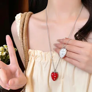 Collana con ciondolo a fragola in resina e strass in stile coreano alla moda