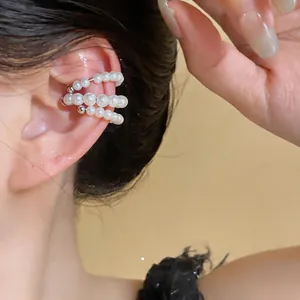 Primo piano di un elegante ear cuff a più strati con perle per orecchie senza buco